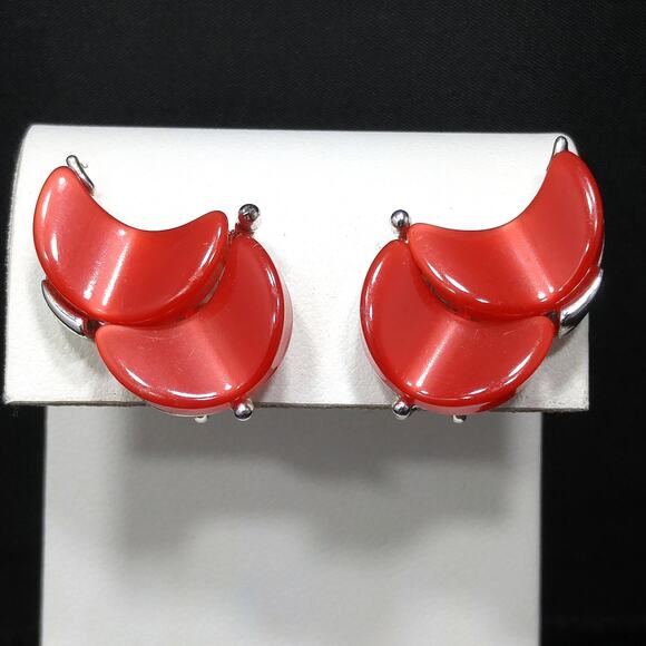 Vintage Lisner Red Screw-Back Earrings, Moonglow Silver Tone, 1950s - Picture 2 of 10